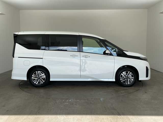 日産 セレナ e－パワー ハイウェイスター V 兵庫県 2025(令7)年 0.1千km プリズムホワイト ・登録済未使用車　距離6Km/・NissanConnectナビゲーションシステム/（フルセグ・BT・USB・Apple Car Play・Android　Auto）/・ETC2.0ユニット（ビルトインタイプ）/・アラウンドビューモニター/・ドライブレコーダー（前後セット）/・プロパイロット/・プロパイロット緊急停止支援システム（SOSコール機能付）/・後席専用モニター/・ヒルスタートアシスト/・インテリジェントエマージェンシーブレーキ/・インテリジェント前方衝突予測警報/・衝突回避ステアリングアシスト/・車線逸脱防止支援システム/・車線逸脱警報/・後側方車両検知警報/・後側方衝突防止支援システム/・ふらつき警報/・踏み間違い衝突防止アシスト/・標識検知機能/・車両接近通知装置/・エマージェンシーストップシグナル/・デジタルインナーミラー/・革巻きステアリング/・ステアリングスイッチ/・先行者発進お知らせ/・前後クリアランスソナー/・合皮＆ファブリックコンビシート/・両側パワースライドドア/・置くだけ充電/・LEDヘッドライト/・オートマチックハイビーム/・純正16インチアルミホイール