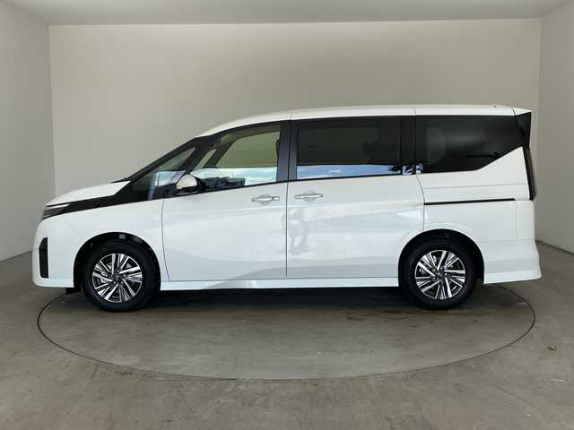 日産 セレナ e－パワー ハイウェイスター V 兵庫県 2025(令7)年 0.1千km プリズムホワイト ・登録済未使用車　距離6Km/・NissanConnectナビゲーションシステム/（フルセグ・BT・USB・Apple Car Play・Android　Auto）/・ETC2.0ユニット（ビルトインタイプ）/・アラウンドビューモニター/・ドライブレコーダー（前後セット）/・プロパイロット/・プロパイロット緊急停止支援システム（SOSコール機能付）/・後席専用モニター/・ヒルスタートアシスト/・インテリジェントエマージェンシーブレーキ/・インテリジェント前方衝突予測警報/・衝突回避ステアリングアシスト/・車線逸脱防止支援システム/・車線逸脱警報/・後側方車両検知警報/・後側方衝突防止支援システム/・ふらつき警報/・踏み間違い衝突防止アシスト/・標識検知機能/・車両接近通知装置/・エマージェンシーストップシグナル/・デジタルインナーミラー/・革巻きステアリング/・ステアリングスイッチ/・先行者発進お知らせ/・前後クリアランスソナー/・合皮＆ファブリックコンビシート/・両側パワースライドドア/・置くだけ充電/・LEDヘッドライト/・オートマチックハイビーム/・純正16インチアルミホイール