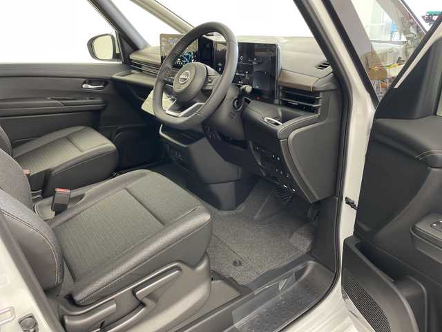 日産 セレナ e－パワー ハイウェイスター V 兵庫県 2025(令7)年 0.1千km プリズムホワイト ・登録済未使用車　距離6Km/・NissanConnectナビゲーションシステム/（フルセグ・BT・USB・Apple Car Play・Android　Auto）/・ETC2.0ユニット（ビルトインタイプ）/・アラウンドビューモニター/・ドライブレコーダー（前後セット）/・プロパイロット/・プロパイロット緊急停止支援システム（SOSコール機能付）/・後席専用モニター/・ヒルスタートアシスト/・インテリジェントエマージェンシーブレーキ/・インテリジェント前方衝突予測警報/・衝突回避ステアリングアシスト/・車線逸脱防止支援システム/・車線逸脱警報/・後側方車両検知警報/・後側方衝突防止支援システム/・ふらつき警報/・踏み間違い衝突防止アシスト/・標識検知機能/・車両接近通知装置/・エマージェンシーストップシグナル/・デジタルインナーミラー/・革巻きステアリング/・ステアリングスイッチ/・先行者発進お知らせ/・前後クリアランスソナー/・合皮＆ファブリックコンビシート/・両側パワースライドドア/・置くだけ充電/・LEDヘッドライト/・オートマチックハイビーム/・純正16インチアルミホイール