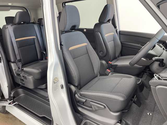 日産 セレナ e－パワー ハイウェイスター V 兵庫県 2025(令7)年 0.1千km プリズムホワイト ・登録済未使用車　距離6Km/・NissanConnectナビゲーションシステム/（フルセグ・BT・USB・Apple Car Play・Android　Auto）/・ETC2.0ユニット（ビルトインタイプ）/・アラウンドビューモニター/・ドライブレコーダー（前後セット）/・プロパイロット/・プロパイロット緊急停止支援システム（SOSコール機能付）/・後席専用モニター/・ヒルスタートアシスト/・インテリジェントエマージェンシーブレーキ/・インテリジェント前方衝突予測警報/・衝突回避ステアリングアシスト/・車線逸脱防止支援システム/・車線逸脱警報/・後側方車両検知警報/・後側方衝突防止支援システム/・ふらつき警報/・踏み間違い衝突防止アシスト/・標識検知機能/・車両接近通知装置/・エマージェンシーストップシグナル/・デジタルインナーミラー/・革巻きステアリング/・ステアリングスイッチ/・先行者発進お知らせ/・前後クリアランスソナー/・合皮＆ファブリックコンビシート/・両側パワースライドドア/・置くだけ充電/・LEDヘッドライト/・オートマチックハイビーム/・純正16インチアルミホイール