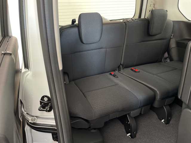 日産 セレナ e－パワー ハイウェイスター V 兵庫県 2025(令7)年 0.1千km プリズムホワイト ・登録済未使用車　距離6Km/・NissanConnectナビゲーションシステム/（フルセグ・BT・USB・Apple Car Play・Android　Auto）/・ETC2.0ユニット（ビルトインタイプ）/・アラウンドビューモニター/・ドライブレコーダー（前後セット）/・プロパイロット/・プロパイロット緊急停止支援システム（SOSコール機能付）/・後席専用モニター/・ヒルスタートアシスト/・インテリジェントエマージェンシーブレーキ/・インテリジェント前方衝突予測警報/・衝突回避ステアリングアシスト/・車線逸脱防止支援システム/・車線逸脱警報/・後側方車両検知警報/・後側方衝突防止支援システム/・ふらつき警報/・踏み間違い衝突防止アシスト/・標識検知機能/・車両接近通知装置/・エマージェンシーストップシグナル/・デジタルインナーミラー/・革巻きステアリング/・ステアリングスイッチ/・先行者発進お知らせ/・前後クリアランスソナー/・合皮＆ファブリックコンビシート/・両側パワースライドドア/・置くだけ充電/・LEDヘッドライト/・オートマチックハイビーム/・純正16インチアルミホイール