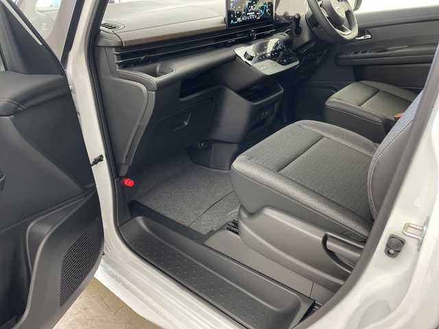 日産 セレナ e－パワー ハイウェイスター V 兵庫県 2025(令7)年 0.1千km プリズムホワイト ・登録済未使用車　距離6Km/・NissanConnectナビゲーションシステム/（フルセグ・BT・USB・Apple Car Play・Android　Auto）/・ETC2.0ユニット（ビルトインタイプ）/・アラウンドビューモニター/・ドライブレコーダー（前後セット）/・プロパイロット/・プロパイロット緊急停止支援システム（SOSコール機能付）/・後席専用モニター/・ヒルスタートアシスト/・インテリジェントエマージェンシーブレーキ/・インテリジェント前方衝突予測警報/・衝突回避ステアリングアシスト/・車線逸脱防止支援システム/・車線逸脱警報/・後側方車両検知警報/・後側方衝突防止支援システム/・ふらつき警報/・踏み間違い衝突防止アシスト/・標識検知機能/・車両接近通知装置/・エマージェンシーストップシグナル/・デジタルインナーミラー/・革巻きステアリング/・ステアリングスイッチ/・先行者発進お知らせ/・前後クリアランスソナー/・合皮＆ファブリックコンビシート/・両側パワースライドドア/・置くだけ充電/・LEDヘッドライト/・オートマチックハイビーム/・純正16インチアルミホイール