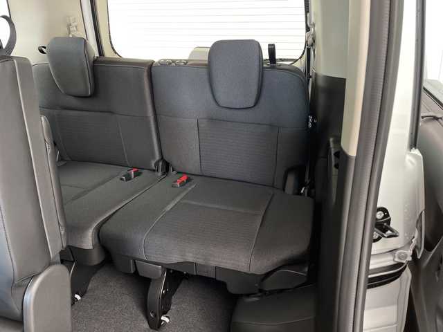 日産 セレナ e－パワー ハイウェイスター V 兵庫県 2025(令7)年 0.1千km プリズムホワイト ・登録済未使用車　距離6Km/・NissanConnectナビゲーションシステム/（フルセグ・BT・USB・Apple Car Play・Android　Auto）/・ETC2.0ユニット（ビルトインタイプ）/・アラウンドビューモニター/・ドライブレコーダー（前後セット）/・プロパイロット/・プロパイロット緊急停止支援システム（SOSコール機能付）/・後席専用モニター/・ヒルスタートアシスト/・インテリジェントエマージェンシーブレーキ/・インテリジェント前方衝突予測警報/・衝突回避ステアリングアシスト/・車線逸脱防止支援システム/・車線逸脱警報/・後側方車両検知警報/・後側方衝突防止支援システム/・ふらつき警報/・踏み間違い衝突防止アシスト/・標識検知機能/・車両接近通知装置/・エマージェンシーストップシグナル/・デジタルインナーミラー/・革巻きステアリング/・ステアリングスイッチ/・先行者発進お知らせ/・前後クリアランスソナー/・合皮＆ファブリックコンビシート/・両側パワースライドドア/・置くだけ充電/・LEDヘッドライト/・オートマチックハイビーム/・純正16インチアルミホイール