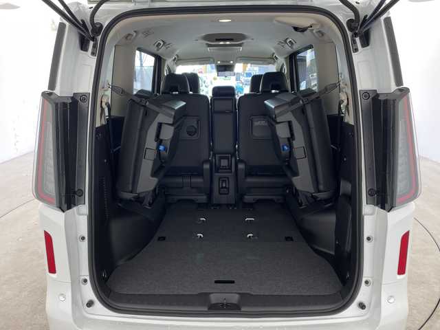 日産 セレナ e－パワー ハイウェイスター V 兵庫県 2025(令7)年 0.1千km プリズムホワイト ・登録済未使用車　距離6Km/・NissanConnectナビゲーションシステム/（フルセグ・BT・USB・Apple Car Play・Android　Auto）/・ETC2.0ユニット（ビルトインタイプ）/・アラウンドビューモニター/・ドライブレコーダー（前後セット）/・プロパイロット/・プロパイロット緊急停止支援システム（SOSコール機能付）/・後席専用モニター/・ヒルスタートアシスト/・インテリジェントエマージェンシーブレーキ/・インテリジェント前方衝突予測警報/・衝突回避ステアリングアシスト/・車線逸脱防止支援システム/・車線逸脱警報/・後側方車両検知警報/・後側方衝突防止支援システム/・ふらつき警報/・踏み間違い衝突防止アシスト/・標識検知機能/・車両接近通知装置/・エマージェンシーストップシグナル/・デジタルインナーミラー/・革巻きステアリング/・ステアリングスイッチ/・先行者発進お知らせ/・前後クリアランスソナー/・合皮＆ファブリックコンビシート/・両側パワースライドドア/・置くだけ充電/・LEDヘッドライト/・オートマチックハイビーム/・純正16インチアルミホイール