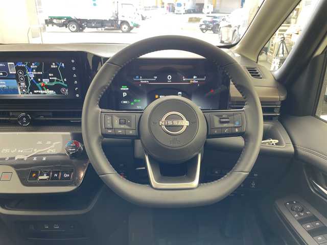 日産 セレナ e－パワー ハイウェイスター V 兵庫県 2025(令7)年 0.1千km プリズムホワイト ・登録済未使用車　距離6Km/・NissanConnectナビゲーションシステム/（フルセグ・BT・USB・Apple Car Play・Android　Auto）/・ETC2.0ユニット（ビルトインタイプ）/・アラウンドビューモニター/・ドライブレコーダー（前後セット）/・プロパイロット/・プロパイロット緊急停止支援システム（SOSコール機能付）/・後席専用モニター/・ヒルスタートアシスト/・インテリジェントエマージェンシーブレーキ/・インテリジェント前方衝突予測警報/・衝突回避ステアリングアシスト/・車線逸脱防止支援システム/・車線逸脱警報/・後側方車両検知警報/・後側方衝突防止支援システム/・ふらつき警報/・踏み間違い衝突防止アシスト/・標識検知機能/・車両接近通知装置/・エマージェンシーストップシグナル/・デジタルインナーミラー/・革巻きステアリング/・ステアリングスイッチ/・先行者発進お知らせ/・前後クリアランスソナー/・合皮＆ファブリックコンビシート/・両側パワースライドドア/・置くだけ充電/・LEDヘッドライト/・オートマチックハイビーム/・純正16インチアルミホイール