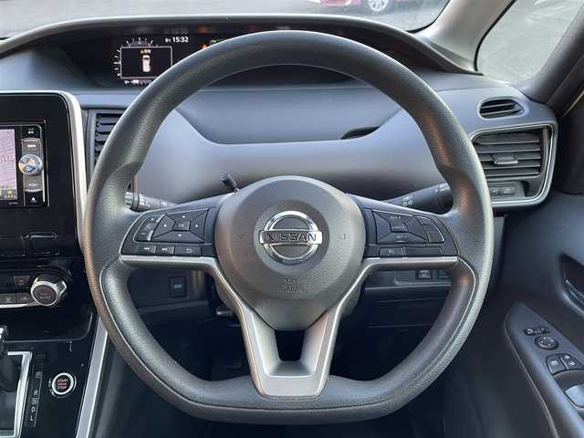 日産 セレナ X VセレクションⅡ 道央・札幌 2019(平31)年 6.1万km ブリリアントホワイトパール 2トーン 登録時走行距離60249km/ワンオーナー/　４　W　D　/寒冷地仕様/社外ナビ（CD/DVD/FM/AM/SD/BT/USB)/フルセグ（走行中視聴可能）/バックカメラ/ウィンカーミラー/クルーズコントロール（追従走行なし）/ドアバイザー/プッシュスタート/両側パワースライドドア/３列シート/ドライブレコーダー（前方）/ウォークスルー/純正フロアマット/横滑り防止装置/オートライト/衝突軽減ブレーキ/ステアリングスイッチ/イルミネーションコントロール/ヘッドライトレベライザー/ワイパー間欠時間コントローラー/ECOスイッチ/電動格納ミラー/バニティミラー/積込夏タイヤ/（社外AW/195/65/R15/22年製/溝6mm）