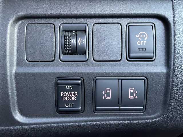 日産 セレナ X VセレクションⅡ 道央・札幌 2019(平31)年 6.1万km ブリリアントホワイトパール 2トーン 登録時走行距離60249km/ワンオーナー/　４　W　D　/寒冷地仕様/社外ナビ（CD/DVD/FM/AM/SD/BT/USB)/フルセグ（走行中視聴可能）/バックカメラ/ウィンカーミラー/クルーズコントロール（追従走行なし）/ドアバイザー/プッシュスタート/両側パワースライドドア/３列シート/ドライブレコーダー（前方）/ウォークスルー/純正フロアマット/横滑り防止装置/オートライト/衝突軽減ブレーキ/ステアリングスイッチ/イルミネーションコントロール/ヘッドライトレベライザー/ワイパー間欠時間コントローラー/ECOスイッチ/電動格納ミラー/バニティミラー/積込夏タイヤ/（社外AW/195/65/R15/22年製/溝6mm）