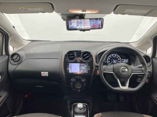 日産 ノート e－パワー メダリスト 長野県 2017(平29)年 4.3万km ブリリアントホワイトパール 純正SDナビ&フルセグTV&CD&DVD&USB&BT/車線逸脱警報/衝突軽減ブレーキ/コーナーセンサー/デジタルインナーミラー/ハーフレザーシート/ステアリングスイッチ/全方位カメラ/ETC/LEDヘッドライト/オートライト/フロントフォグランプ/電動格納ミラー/ウィンカーミラー/純正15インチAW装着/純正フロアマット/純正ドアバイザー/プッシュスタート/スマートキー