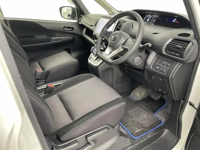 日産 セレナ e－パワー ハイウェイスター V 埼玉県 2018(平30)年 6.4万km ブリリアントホワイトパール アルパイン11インチナビ（BT/AM/FM/CD/DVD）/フルセグTV/プロパイロット/アラウンドビューモニター/レーダークルーズコントロール/衝突軽減システム/横滑り防止装置/レーンキープアシスト/盗難防止装置/前後コーナーセンサー/フリップダウンモニター/両側パワースライドドア/前後ドライブレコーダー/ETC/純正フロアマット/スマートキー