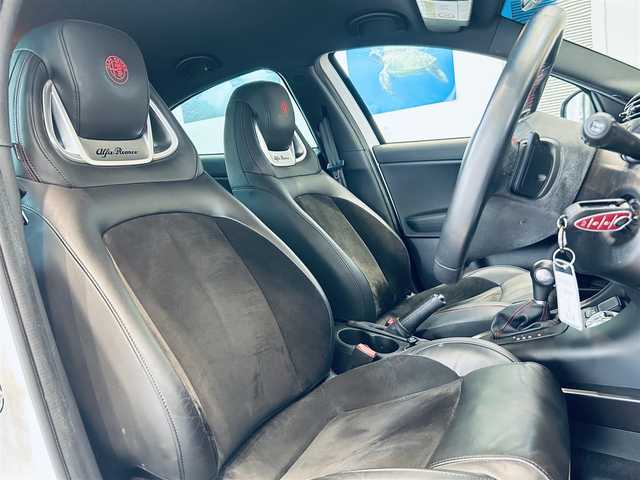 アルファロメオ ジュリエッタ ヴェローチェ 大阪府 2017(平29)年 4.5万km 白 ハーフレザー/シートヒーター/カロッツェリアナビ/TV/純正18インチAW/HIDヘッドライト/クリアランスソナー/ETC/Bluetooth/CD/DVD/パドルシフト/クルコン