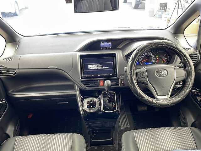 トヨタ ノア Si 兵庫県 2017(平29)年 7.8万km ブラック ・純正9インチナビ/Bluetooth/CD/DVD/TV/・バックカメラ/・ビルトインETC/・前方ドライブレコーダー/・ステアリングスイッチ/・クルーズコントロール/・トヨタセーフティセンス/・レーンキープアシスト/・プリクラッシュセーフティ/・アイドリングストップ/・純正フリップダウンモニター/・両側パワースライドドア/・MTモード付AT/・純正フロアマット/・ウォークスルー/・LEDオートライト/・オートマチックハイビーム/・スマートキー/・純正16インチアルミホイール/・ハンドルカバー/・二列目サンシェード