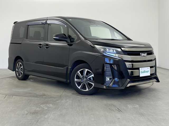 トヨタ ノア Si 兵庫県 2017(平29)年 7.8万km ブラック ・純正9インチナビ/Bluetooth/CD/DVD/TV/・バックカメラ/・ビルトインETC/・前方ドライブレコーダー/・ステアリングスイッチ/・クルーズコントロール/・トヨタセーフティセンス/・レーンキープアシスト/・プリクラッシュセーフティ/・アイドリングストップ/・純正フリップダウンモニター/・両側パワースライドドア/・MTモード付AT/・純正フロアマット/・ウォークスルー/・LEDオートライト/・オートマチックハイビーム/・スマートキー/・純正16インチアルミホイール/・ハンドルカバー/・二列目サンシェード