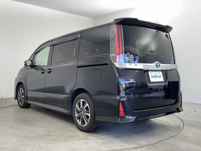 トヨタ ノア Si 兵庫県 2017(平29)年 7.8万km ブラック ・純正9インチナビ/Bluetooth/CD/DVD/TV/・バックカメラ/・ビルトインETC/・前方ドライブレコーダー/・ステアリングスイッチ/・クルーズコントロール/・トヨタセーフティセンス/・レーンキープアシスト/・プリクラッシュセーフティ/・アイドリングストップ/・純正フリップダウンモニター/・両側パワースライドドア/・MTモード付AT/・純正フロアマット/・ウォークスルー/・LEDオートライト/・オートマチックハイビーム/・スマートキー/・純正16インチアルミホイール/・ハンドルカバー/・二列目サンシェード