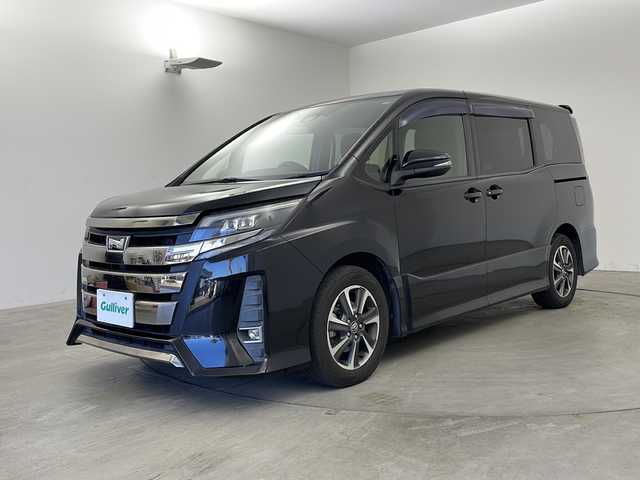 トヨタ ノア Si 兵庫県 2017(平29)年 7.8万km ブラック ・純正9インチナビ/Bluetooth/CD/DVD/TV/・バックカメラ/・ビルトインETC/・前方ドライブレコーダー/・ステアリングスイッチ/・クルーズコントロール/・トヨタセーフティセンス/・レーンキープアシスト/・プリクラッシュセーフティ/・アイドリングストップ/・純正フリップダウンモニター/・両側パワースライドドア/・MTモード付AT/・純正フロアマット/・ウォークスルー/・LEDオートライト/・オートマチックハイビーム/・スマートキー/・純正16インチアルミホイール/・ハンドルカバー/・二列目サンシェード