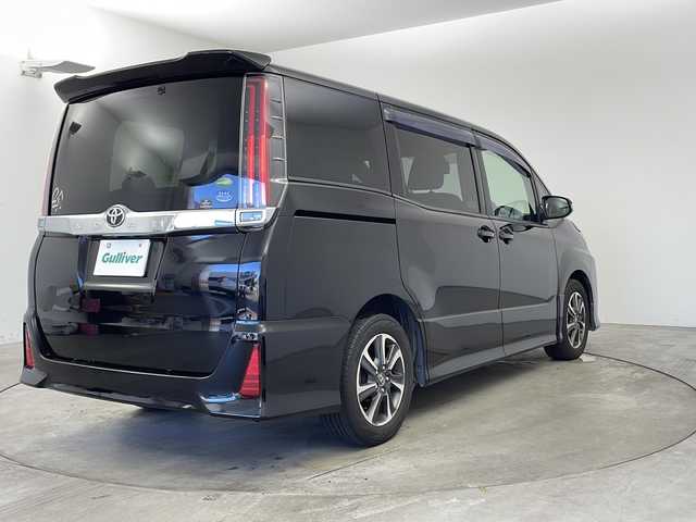 トヨタ ノア Si 兵庫県 2017(平29)年 7.8万km ブラック ・純正9インチナビ/Bluetooth/CD/DVD/TV/・バックカメラ/・ビルトインETC/・前方ドライブレコーダー/・ステアリングスイッチ/・クルーズコントロール/・トヨタセーフティセンス/・レーンキープアシスト/・プリクラッシュセーフティ/・アイドリングストップ/・純正フリップダウンモニター/・両側パワースライドドア/・MTモード付AT/・純正フロアマット/・ウォークスルー/・LEDオートライト/・オートマチックハイビーム/・スマートキー/・純正16インチアルミホイール/・ハンドルカバー/・二列目サンシェード