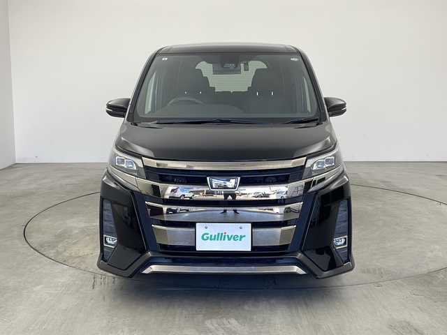 トヨタ ノア Si 兵庫県 2017(平29)年 7.8万km ブラック ・純正9インチナビ/Bluetooth/CD/DVD/TV/・バックカメラ/・ビルトインETC/・前方ドライブレコーダー/・ステアリングスイッチ/・クルーズコントロール/・トヨタセーフティセンス/・レーンキープアシスト/・プリクラッシュセーフティ/・アイドリングストップ/・純正フリップダウンモニター/・両側パワースライドドア/・MTモード付AT/・純正フロアマット/・ウォークスルー/・LEDオートライト/・オートマチックハイビーム/・スマートキー/・純正16インチアルミホイール/・ハンドルカバー/・二列目サンシェード