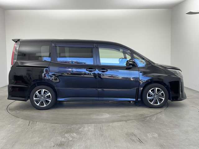 トヨタ ノア Si 兵庫県 2017(平29)年 7.8万km ブラック ・純正9インチナビ/Bluetooth/CD/DVD/TV/・バックカメラ/・ビルトインETC/・前方ドライブレコーダー/・ステアリングスイッチ/・クルーズコントロール/・トヨタセーフティセンス/・レーンキープアシスト/・プリクラッシュセーフティ/・アイドリングストップ/・純正フリップダウンモニター/・両側パワースライドドア/・MTモード付AT/・純正フロアマット/・ウォークスルー/・LEDオートライト/・オートマチックハイビーム/・スマートキー/・純正16インチアルミホイール/・ハンドルカバー/・二列目サンシェード