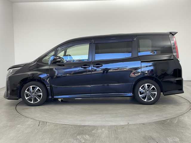 トヨタ ノア Si 兵庫県 2017(平29)年 7.8万km ブラック ・純正9インチナビ/Bluetooth/CD/DVD/TV/・バックカメラ/・ビルトインETC/・前方ドライブレコーダー/・ステアリングスイッチ/・クルーズコントロール/・トヨタセーフティセンス/・レーンキープアシスト/・プリクラッシュセーフティ/・アイドリングストップ/・純正フリップダウンモニター/・両側パワースライドドア/・MTモード付AT/・純正フロアマット/・ウォークスルー/・LEDオートライト/・オートマチックハイビーム/・スマートキー/・純正16インチアルミホイール/・ハンドルカバー/・二列目サンシェード