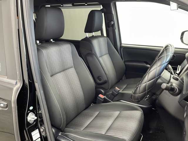 トヨタ ノア Si 兵庫県 2017(平29)年 7.8万km ブラック ・純正9インチナビ/Bluetooth/CD/DVD/TV/・バックカメラ/・ビルトインETC/・前方ドライブレコーダー/・ステアリングスイッチ/・クルーズコントロール/・トヨタセーフティセンス/・レーンキープアシスト/・プリクラッシュセーフティ/・アイドリングストップ/・純正フリップダウンモニター/・両側パワースライドドア/・MTモード付AT/・純正フロアマット/・ウォークスルー/・LEDオートライト/・オートマチックハイビーム/・スマートキー/・純正16インチアルミホイール/・ハンドルカバー/・二列目サンシェード