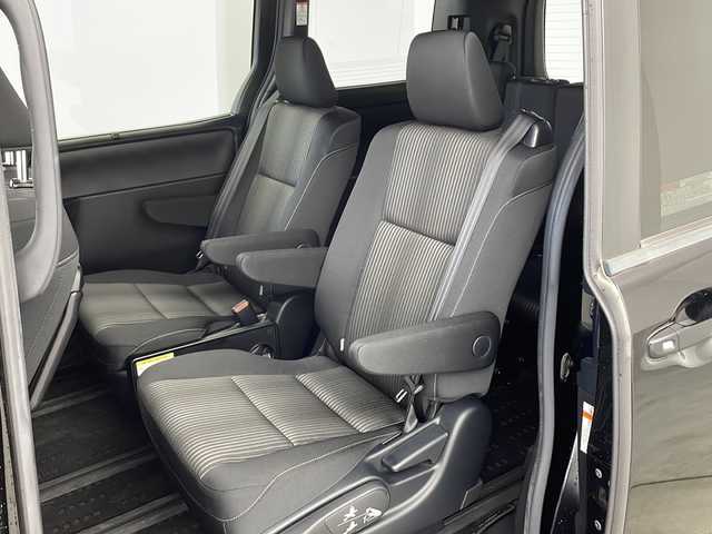 トヨタ ノア Si 兵庫県 2017(平29)年 7.8万km ブラック ・純正9インチナビ/Bluetooth/CD/DVD/TV/・バックカメラ/・ビルトインETC/・前方ドライブレコーダー/・ステアリングスイッチ/・クルーズコントロール/・トヨタセーフティセンス/・レーンキープアシスト/・プリクラッシュセーフティ/・アイドリングストップ/・純正フリップダウンモニター/・両側パワースライドドア/・MTモード付AT/・純正フロアマット/・ウォークスルー/・LEDオートライト/・オートマチックハイビーム/・スマートキー/・純正16インチアルミホイール/・ハンドルカバー/・二列目サンシェード