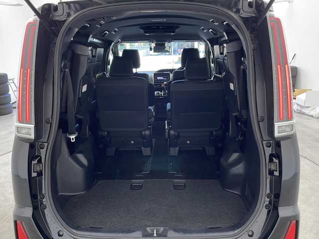 トヨタ ノア Si 兵庫県 2017(平29)年 7.8万km ブラック ・純正9インチナビ/Bluetooth/CD/DVD/TV/・バックカメラ/・ビルトインETC/・前方ドライブレコーダー/・ステアリングスイッチ/・クルーズコントロール/・トヨタセーフティセンス/・レーンキープアシスト/・プリクラッシュセーフティ/・アイドリングストップ/・純正フリップダウンモニター/・両側パワースライドドア/・MTモード付AT/・純正フロアマット/・ウォークスルー/・LEDオートライト/・オートマチックハイビーム/・スマートキー/・純正16インチアルミホイール/・ハンドルカバー/・二列目サンシェード