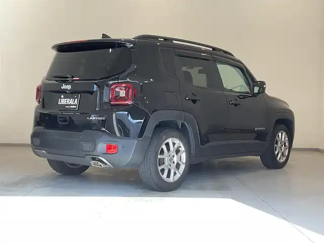 クライスラー・ジープ ジープ レネゲード リミテッド 熊本県 2020(令2)年 1.1万km ブラック ・ワンオーナー/・スマートキー/・プッシュスタート/・自動緊急ブレーキ/・レーンセンス/・パークセンス/・ブラインドスポットモニター/・アダプティブヘッドライト/・クルーズコントロール(追従式)/・黒革シート/・前席パワーシート/・前席シートヒーター /・ハンドルヒーター /・純正メモリナビ/　【BT・USB・AUX・AppleCarPlay・AndroidAuto】/・フルセグTV/・バックカメラ/・ETC/・ドライブレコーダー(前後録画)/・LEDヘッドランプ/・LEDフォグランプ/・純正マット/・純正バイザー
