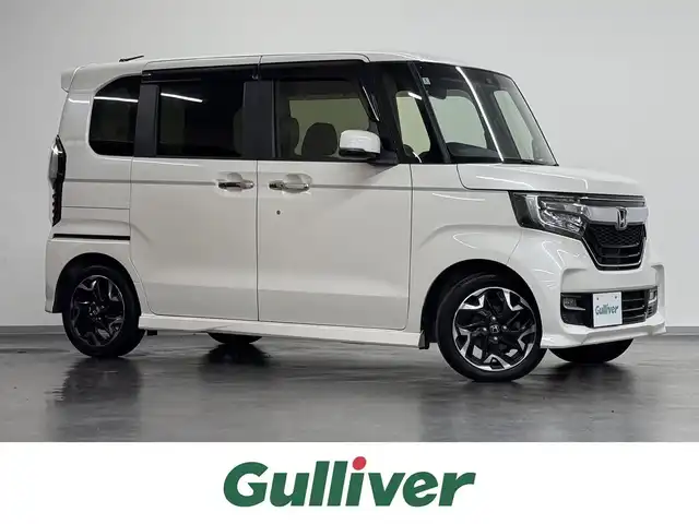 ホンダ Ｎ ＢＯＸ カスタム G L ターボ ホンダセンシング 三重県 2018(平30)年 4.7万km プレミアムホワイトパールⅡ ガソリン・ターボ/FF/MTモード付インパネCVT/純正 7インチナビ VXM-184VFi/（CD/DVD/FM/AM/TV/iPod/SD/USB/Bluetooth/AUX）/バックカメラ/両側パワースライドドア/ドライブレコーダー 前方/ビルトイン ETC/Honda SENSING/・衝突軽減ブレーキ［CMBS］/・車線維持支援システム［LKAS］/・アダプティブクルーズコントロール/・路外逸脱抑制機能/・標識認識機能/・先行車発進お知らせ機能/・VSA（ABS＆TRC＆横すべり抑制）/など/装備/・ハーフレザーシート/・オートエアコン/・オートライト/・LEDヘッドライト＆フロントフォグライト/・ステアリングスイッチ/・パドルシフト/・充電用USBジャック（2.5A急速充電対応）2ヶ＋入力用USBジャック1ヶ/・純正15inAW/・プッシュスタート/・スマートキーx1/など