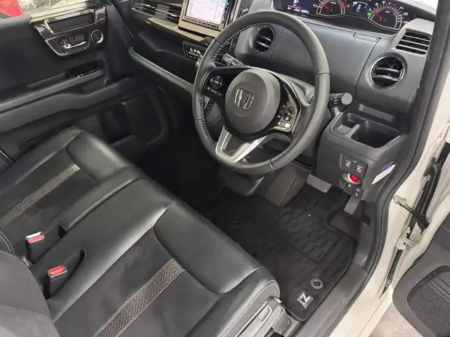 ホンダ Ｎ ＢＯＸ カスタム G L ターボ ホンダセンシング 三重県 2018(平30)年 4.7万km プレミアムホワイトパールⅡ ガソリン・ターボ/FF/MTモード付インパネCVT/純正 7インチナビ VXM-184VFi/（CD/DVD/FM/AM/TV/iPod/SD/USB/Bluetooth/AUX）/バックカメラ/両側パワースライドドア/ドライブレコーダー 前方/ビルトイン ETC/Honda SENSING/・衝突軽減ブレーキ［CMBS］/・車線維持支援システム［LKAS］/・アダプティブクルーズコントロール/・路外逸脱抑制機能/・標識認識機能/・先行車発進お知らせ機能/・VSA（ABS＆TRC＆横すべり抑制）/など/装備/・ハーフレザーシート/・オートエアコン/・オートライト/・LEDヘッドライト＆フロントフォグライト/・ステアリングスイッチ/・パドルシフト/・充電用USBジャック（2.5A急速充電対応）2ヶ＋入力用USBジャック1ヶ/・純正15inAW/・プッシュスタート/・スマートキーx1/など
