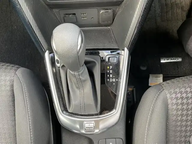 マツダ デミオ 13S 長野県 2017(平29)年 5.4万km ディープクリムゾンマイカ ４WD/スタッドレス積み込み/純正ナビ/・Bluetooth/TV/DVD/CD/AUX/社外ドライブレコーダー前方のみ/ETC/純正フロアマット/布系シート/冷房AC/純正15インチAW/HIDライト/衝突被害軽減システム/電格ミラー/W+サイドエアバッグ/ドアバイザー/スマートキー/取扱説明書