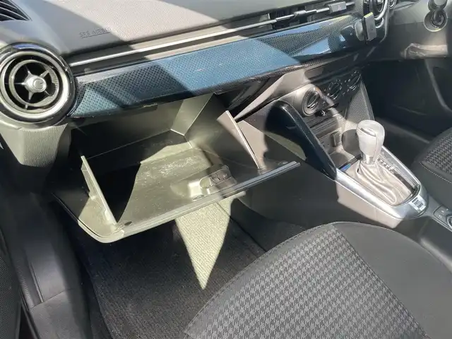 マツダ デミオ 13S 長野県 2017(平29)年 5.4万km ディープクリムゾンマイカ ４WD/スタッドレス積み込み/純正ナビ/・Bluetooth/TV/DVD/CD/AUX/社外ドライブレコーダー前方のみ/ETC/純正フロアマット/布系シート/冷房AC/純正15インチAW/HIDライト/衝突被害軽減システム/電格ミラー/W+サイドエアバッグ/ドアバイザー/スマートキー/取扱説明書