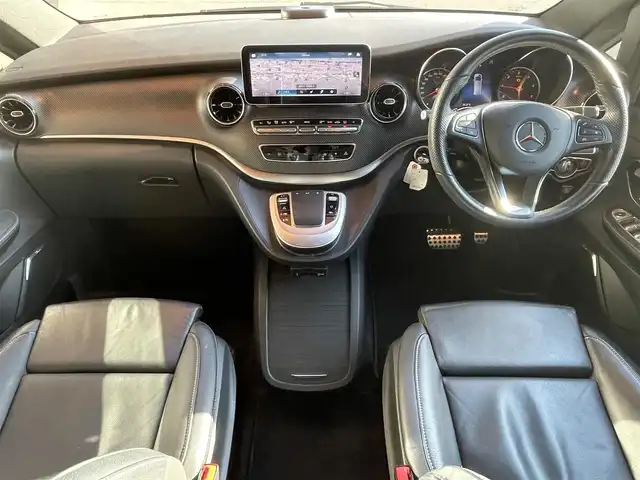メルセデス・ベンツ Ｖ２２０ d AVG ロング AMGライン 高知県 2022(令4)年 2万km ロッククリスタルホワイト ワンオーナー/純正メモリナビ/【フルセグTV/BT】/社外CD/DVDオーディオ機器/バックカメラ/アラウンドビューモニター/ETC2.0/ドライブレコーダー/Burmesterサウンドシステム/ダブルサンルーフ/両側パワースライドドア/電動リアゲート/ルーフレール/本革レザーシート（黒）/シートヒーター/アクティブブレーキアシスト/ブラインドスポットアシスト/アテンションアシスト/レーンキープアシスト/純正フロアマット/プッシュスタート