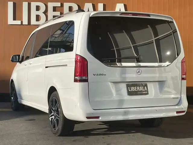 メルセデス・ベンツ Ｖ２２０ d AVG ロング AMGライン 高知県 2022(令4)年 2万km ロッククリスタルホワイト ワンオーナー/純正メモリナビ/【フルセグTV/BT】/社外CD/DVDオーディオ機器/バックカメラ/アラウンドビューモニター/ETC2.0/ドライブレコーダー/Burmesterサウンドシステム/ダブルサンルーフ/両側パワースライドドア/電動リアゲート/ルーフレール/本革レザーシート（黒）/シートヒーター/アクティブブレーキアシスト/ブラインドスポットアシスト/アテンションアシスト/レーンキープアシスト/純正フロアマット/プッシュスタート