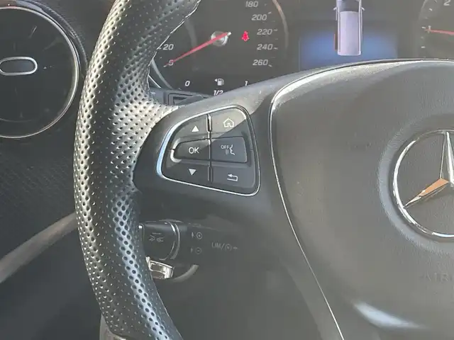 メルセデス・ベンツ Ｖ２２０ d AVG ロング AMGライン 高知県 2022(令4)年 2万km ロッククリスタルホワイト ワンオーナー/純正メモリナビ/【フルセグTV/BT】/社外CD/DVDオーディオ機器/バックカメラ/アラウンドビューモニター/ETC2.0/ドライブレコーダー/Burmesterサウンドシステム/ダブルサンルーフ/両側パワースライドドア/電動リアゲート/ルーフレール/本革レザーシート（黒）/シートヒーター/アクティブブレーキアシスト/ブラインドスポットアシスト/アテンションアシスト/レーンキープアシスト/純正フロアマット/プッシュスタート