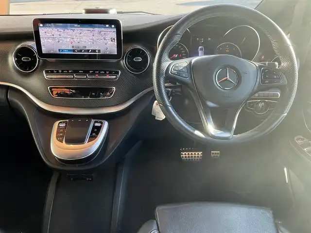 メルセデス・ベンツ Ｖ２２０ d AVG ロング AMGライン 高知県 2022(令4)年 2万km ロッククリスタルホワイト ワンオーナー/純正メモリナビ/【フルセグTV/BT】/社外CD/DVDオーディオ機器/バックカメラ/アラウンドビューモニター/ETC2.0/ドライブレコーダー/Burmesterサウンドシステム/ダブルサンルーフ/両側パワースライドドア/電動リアゲート/ルーフレール/本革レザーシート（黒）/シートヒーター/アクティブブレーキアシスト/ブラインドスポットアシスト/アテンションアシスト/レーンキープアシスト/純正フロアマット/プッシュスタート