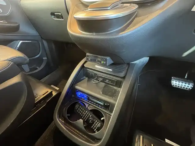 メルセデス・ベンツ Ｖ２２０ d AVG ロング AMGライン 高知県 2022(令4)年 2万km ロッククリスタルホワイト ワンオーナー/純正メモリナビ/【フルセグTV/BT】/社外CD/DVDオーディオ機器/バックカメラ/アラウンドビューモニター/ETC2.0/ドライブレコーダー/Burmesterサウンドシステム/ダブルサンルーフ/両側パワースライドドア/電動リアゲート/ルーフレール/本革レザーシート（黒）/シートヒーター/アクティブブレーキアシスト/ブラインドスポットアシスト/アテンションアシスト/レーンキープアシスト/純正フロアマット/プッシュスタート