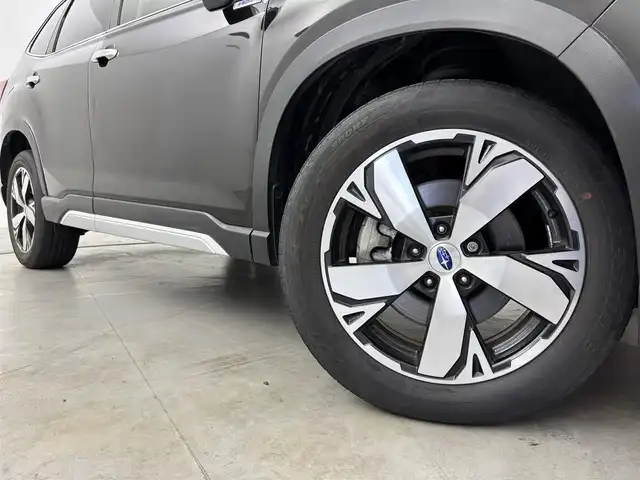 スバル フォレスター ハイブリッド アドバンス 福岡県 2020(令2)年 4.7万km クリスタルブラックシリカ アルパイン後席モニター　/純正８型ナビ/フルセグTV　/Ｆ．Ｓ．Ｒカメラ　/デジタルインナーミラー　/前方ドラレコ　/ETC　/アイサイト　/レーダークルーズコントロール　/コーナーセンサー　/衝突軽減ブレーキ　/レーンキープ　/ブラインドスポットモニター　/パドルシフト/ハーフレザーシート　/シートメモリー付きパワーシート　/シートヒーター　/ステアリングヒーター　/パワーバックドア　/純正１８インチアルミホイール　/ＬＥＤヘッドライト