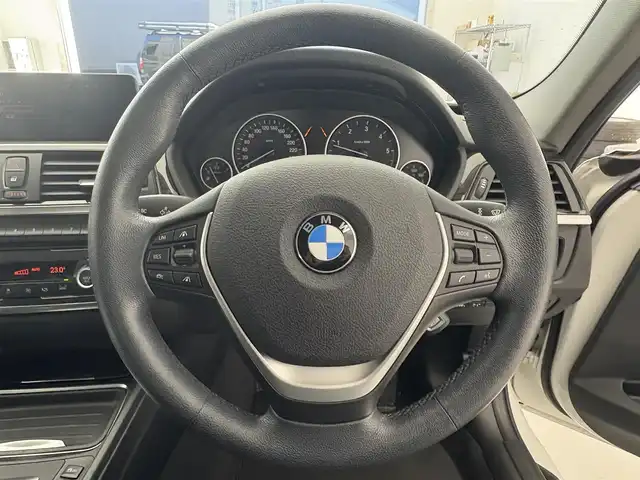 ＢＭＷ ３２０ｄ ラグジュアリー 滋賀県 2015(平27)年 5.1万km パール 純正8.8インチナビ　Bluetooth/AUX/DVD/CD/ビルトインETC/ドライブレコーダー/バックカメラ/追従クルーズコントロール/パワーシート/メモリーシート/ステアリングスイッチ/MTモード付AT/リアソナー/電動格納ミラー/HIDヘッドライト/プッシュスタート/スマートキー