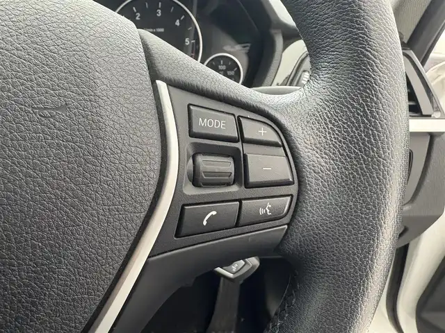 ＢＭＷ ３２０ｄ ラグジュアリー 滋賀県 2015(平27)年 5.1万km パール 純正8.8インチナビ　Bluetooth/AUX/DVD/CD/ビルトインETC/ドライブレコーダー/バックカメラ/追従クルーズコントロール/パワーシート/メモリーシート/ステアリングスイッチ/MTモード付AT/リアソナー/電動格納ミラー/HIDヘッドライト/プッシュスタート/スマートキー