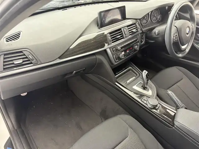 ＢＭＷ ３２０ｄ ラグジュアリー 滋賀県 2015(平27)年 5.1万km パール 純正8.8インチナビ　Bluetooth/AUX/DVD/CD/ビルトインETC/ドライブレコーダー/バックカメラ/追従クルーズコントロール/パワーシート/メモリーシート/ステアリングスイッチ/MTモード付AT/リアソナー/電動格納ミラー/HIDヘッドライト/プッシュスタート/スマートキー