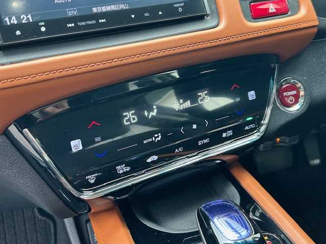 ホンダ ヴェゼル ハイブリッド Z 東京都 2015(平27)年 3.2万km ホワイトオーキッドパール ワンオーナー/純正メモリナビ/AM/FM/CD/DVD/BT/フルセグ/ 『VXM-155VFi』/バックカメラ/シティブレーキアクティブシステム/クルーズコントロール/パドルシフト/DN席シートヒーター/LEDヘッドライト/ドライブレコーダー/ETC/トノカバー/純正フロアマット/スペアキー×1/保証書/取扱説明書