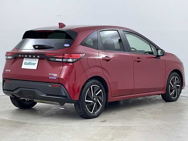 日産 ノート X FOUR 道央・札幌 2022(令4)年 1.6万km ガーネットレッド ・純正ナビ&BT&USB&AppleCarplay&AndroidAuto&HDMI/・寒冷地仕様/・クリアビューパッケージ/・インテリジェントエマージェンシーブレーキ/・インテリジェントFCW/・踏み間違い衝突防止アシスト/・標識検知機能/・ふらつき警報/・車線逸脱防止支援システム/・フロント&バックソナー/・エマージェンシーストップシグナル/・車両接近通報装置/・ワイヤレス充電/・ブラインドスポットモニター/・ステアリングヒーター/・プッシュスタート/・電動格納ミラー/・LEDヘッドライト/・オートライト/・スマートキー/・夏タイヤゴムのみ積込