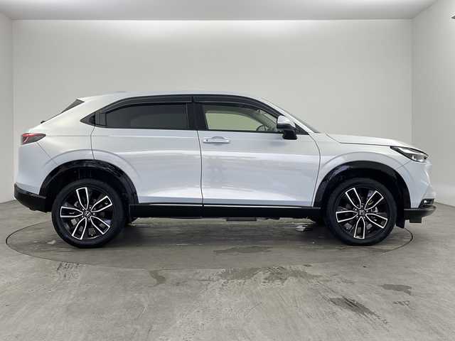ホンダ ヴェゼル ハイブリッド e:HEV Z 兵庫県 2021(令3)年 5.6万km プレミアムサンライトホワイトパール ・純正9インチナビ＆BT＆TV＆USB/・ワイヤレス充電器/・運転席助手席シートヒーター/・ハンズフリーアクセスパワーテールゲート(予約クローズ機能付)/・ホンダセンシング/・衝突軽減ブレーキ（CMBS）/・発進をお知らせ/・先行車発進お知らせ機能/・歩行者に配慮/・歩行者事故低減ステアリング/・路外逸脱抑制機能/・標識認識機能/・ブラインドスポットインフォメーション/・アダプティブクルーズコントロール/・車線維持支援システム（LKAS）/・トラフィックジャムアシスト（渋滞運転支援機能）/・後退出庫サポート/・Honda CONNECTディスプレー/・レーダークルーズコントロール/・ビルトインETC/・親水/ヒーテッドドアミラー/・熱線入りフロントウインドウ/・LEDシーケンシャルターンシグナルランプ/・コンビシート/・純正18インチアルミホイール/・純正フロアマット/・プッシュスタート