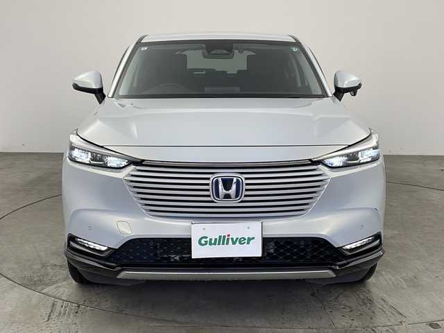 ホンダ ヴェゼル ハイブリッド e:HEV Z 兵庫県 2021(令3)年 5.6万km プレミアムサンライトホワイトパール ・純正9インチナビ＆BT＆TV＆USB/・ワイヤレス充電器/・運転席助手席シートヒーター/・ハンズフリーアクセスパワーテールゲート(予約クローズ機能付)/・ホンダセンシング/・衝突軽減ブレーキ（CMBS）/・発進をお知らせ/・先行車発進お知らせ機能/・歩行者に配慮/・歩行者事故低減ステアリング/・路外逸脱抑制機能/・標識認識機能/・ブラインドスポットインフォメーション/・アダプティブクルーズコントロール/・車線維持支援システム（LKAS）/・トラフィックジャムアシスト（渋滞運転支援機能）/・後退出庫サポート/・Honda CONNECTディスプレー/・レーダークルーズコントロール/・ビルトインETC/・親水/ヒーテッドドアミラー/・熱線入りフロントウインドウ/・LEDシーケンシャルターンシグナルランプ/・コンビシート/・純正18インチアルミホイール/・純正フロアマット/・プッシュスタート