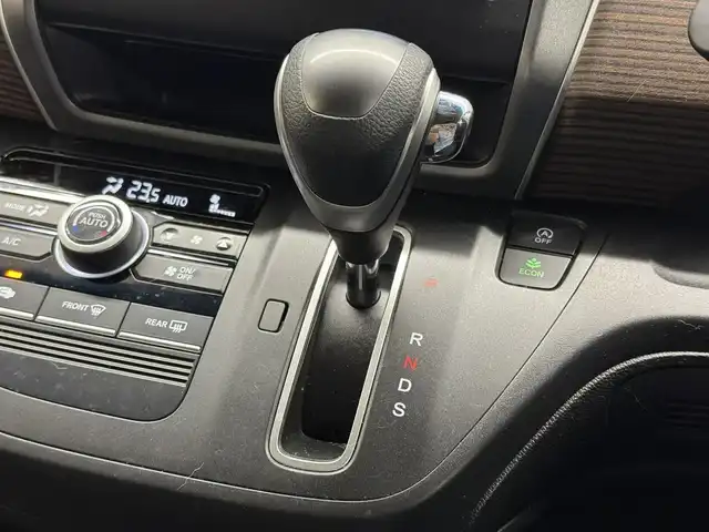 ホンダ フリード＋ クロスター ホンダセンシング 三重県 2020(令2)年 4.3万km プラチナホワイトパール ガソリン/FF/インパネCVT/純正 7インチナビ VXM-204VFi/（CD/DVD/AM/FM/TV/iPod/SD/MusicRack/USB/Bluetooth/AUX）/バックカメラ/両側パワースライドドア/ドライブレコーダー 前後/ビルトイン ETC/クロスター専用内外装/Honda SENSING/・衝突軽減ブレーキ［CMBS］/・車線維持支援システム［LKAS］/・アダプティブクルーズコントロール［ACC］/・路外逸脱抑制機能/・先行車発進お知らせ機能/・標識認識機能/装備/・専用ハーフレザーシート/・オートエアコン/・オートライト/・LED ヘッドライト＆フロントフォグライト/・ステアリングスイッチ/・プッシュスタート/・純正15inAW/・スマートキーx2/など
