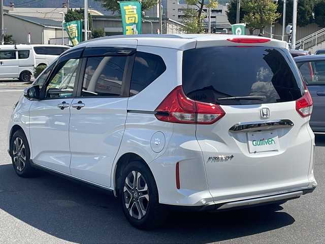 ホンダ フリード＋ クロスター ホンダセンシング 長野県 2020(令2)年 4.3万km プラチナホワイトパール 純正 7インチナビ VXM-204VFi/（CD/DVD/AM/FM/TV/iPod/SD/USB/Bluetooth/AUX）/バックカメラ/両側パワースライドドア/前後ドライブレコーダー/ビルトイン ETC/クロスター専用内外装/Honda SENSING/・衝突軽減ブレーキ［CMBS］/・車線維持支援システム［LKAS］/・アダプティブクルーズコントロール［ACC］/・路外逸脱抑制機能/・先行車発進お知らせ機能/・標識認識機能/ハーフレザーシート/オートライト/LED ヘッドライト/フォグライト/・ステアリングスイッチ/・プッシュスタート/・純正15インチアルミホイール/・スマートキーx2