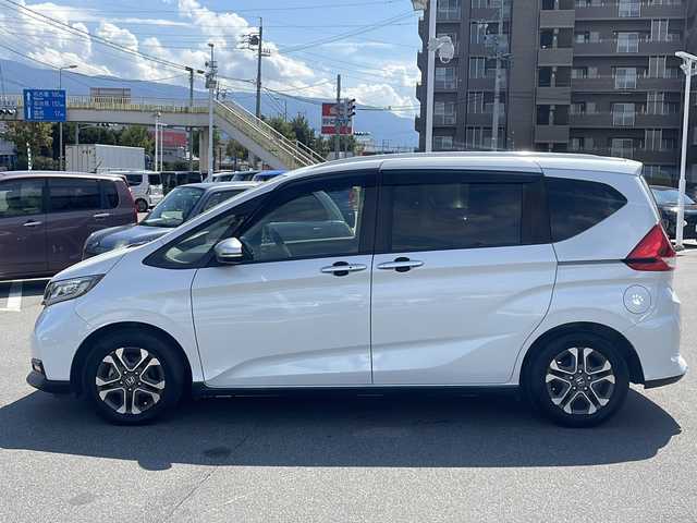 ホンダ フリード＋ クロスター ホンダセンシング 長野県 2020(令2)年 4.3万km プラチナホワイトパール 純正 7インチナビ VXM-204VFi/（CD/DVD/AM/FM/TV/iPod/SD/USB/Bluetooth/AUX）/バックカメラ/両側パワースライドドア/前後ドライブレコーダー/ビルトイン ETC/クロスター専用内外装/Honda SENSING/・衝突軽減ブレーキ［CMBS］/・車線維持支援システム［LKAS］/・アダプティブクルーズコントロール［ACC］/・路外逸脱抑制機能/・先行車発進お知らせ機能/・標識認識機能/ハーフレザーシート/オートライト/LED ヘッドライト/フォグライト/・ステアリングスイッチ/・プッシュスタート/・純正15インチアルミホイール/・スマートキーx2