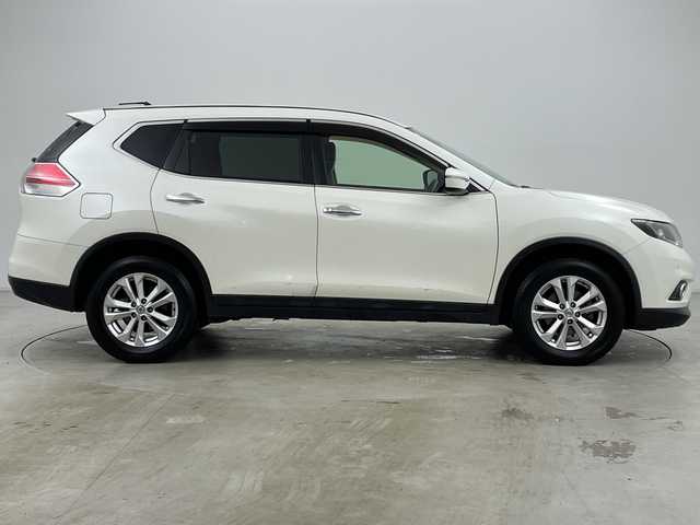 日産 エクストレイル 20X エマージェンシーブレーキ 道央・札幌 2014(平26)年 4.9万km ブリリアントホワイトパール ・社外メモリナビ/　CD/DVD/BT/・フルセグTV/・バックカメラ/・ETC/・前後ドライブレコーダー/・後席ディスプレイ/・社外ドライブレコーダー/・前席シートヒーター/・ETC/・オートライト/・LEDヘッドライト/・アイドリングストップ/・電動格納ミラー/・ミラーヒーター/・横滑り防止機能/・アイドリングストップ/・プッシュスタート/・スマートキー/・スペアキー/・純正フロアマット/・純正ドアバイザー/・新車保証書/・取扱説明書