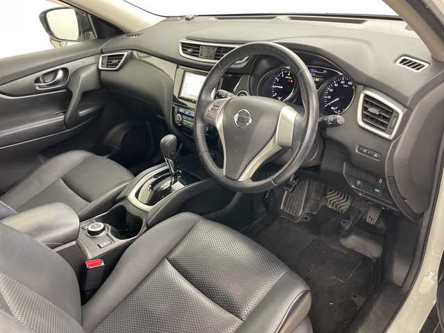 日産 エクストレイル 20X エマージェンシーブレーキ 道央・札幌 2014(平26)年 4.9万km ブリリアントホワイトパール ・社外メモリナビ/　CD/DVD/BT/・フルセグTV/・バックカメラ/・ETC/・前後ドライブレコーダー/・後席ディスプレイ/・社外ドライブレコーダー/・前席シートヒーター/・ETC/・オートライト/・LEDヘッドライト/・アイドリングストップ/・電動格納ミラー/・ミラーヒーター/・横滑り防止機能/・アイドリングストップ/・プッシュスタート/・スマートキー/・スペアキー/・純正フロアマット/・純正ドアバイザー/・新車保証書/・取扱説明書