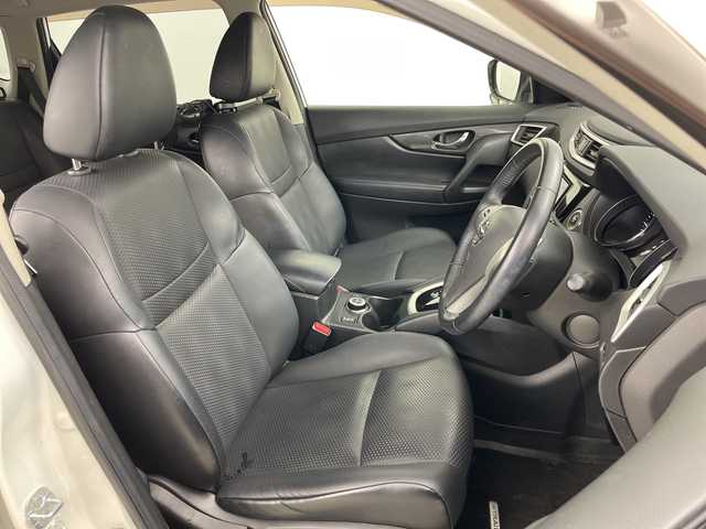 日産 エクストレイル 20X エマージェンシーブレーキ 道央・札幌 2014(平26)年 4.9万km ブリリアントホワイトパール ・社外メモリナビ/　CD/DVD/BT/・フルセグTV/・バックカメラ/・ETC/・前後ドライブレコーダー/・後席ディスプレイ/・社外ドライブレコーダー/・前席シートヒーター/・ETC/・オートライト/・LEDヘッドライト/・アイドリングストップ/・電動格納ミラー/・ミラーヒーター/・横滑り防止機能/・アイドリングストップ/・プッシュスタート/・スマートキー/・スペアキー/・純正フロアマット/・純正ドアバイザー/・新車保証書/・取扱説明書