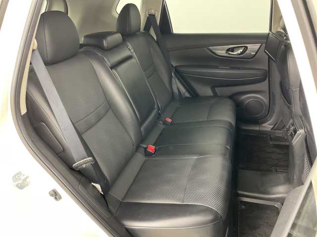 日産 エクストレイル 20X エマージェンシーブレーキ 道央・札幌 2014(平26)年 4.9万km ブリリアントホワイトパール ・社外メモリナビ/　CD/DVD/BT/・フルセグTV/・バックカメラ/・ETC/・前後ドライブレコーダー/・後席ディスプレイ/・社外ドライブレコーダー/・前席シートヒーター/・ETC/・オートライト/・LEDヘッドライト/・アイドリングストップ/・電動格納ミラー/・ミラーヒーター/・横滑り防止機能/・アイドリングストップ/・プッシュスタート/・スマートキー/・スペアキー/・純正フロアマット/・純正ドアバイザー/・新車保証書/・取扱説明書